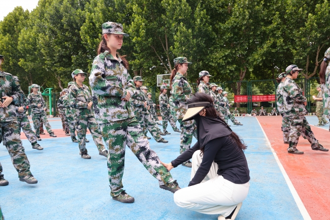 女兵正步分解式训练