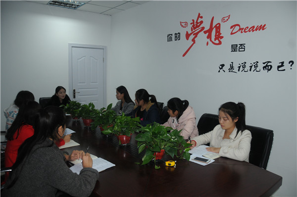 恒俪萱开会中
