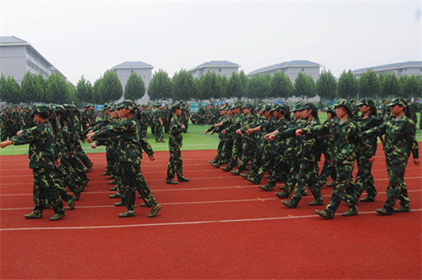 女兵方队训练中